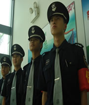 正在執(zhí)勤門(mén)衛(wèi)保安