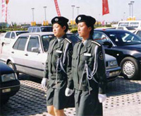 正在停車場(chǎng)管理執(zhí)勤的保安